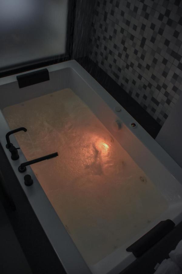 Dislocati Bnb - Jacuzzi Privata - Cucina - Tv60" - Minimal Luxury Marigliano Zewnętrze zdjęcie