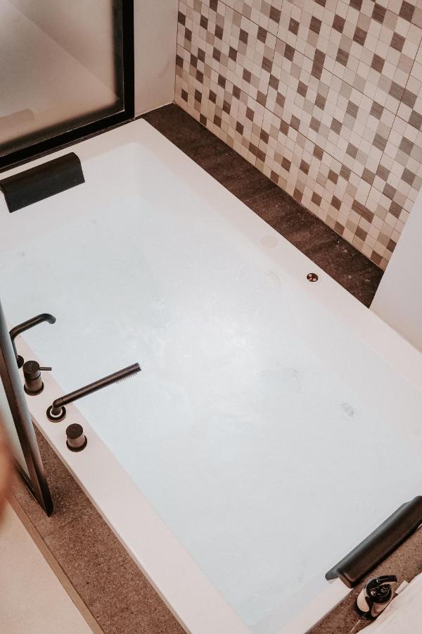 Dislocati Bnb - Jacuzzi Privata - Cucina - Tv60" - Minimal Luxury Marigliano Zewnętrze zdjęcie