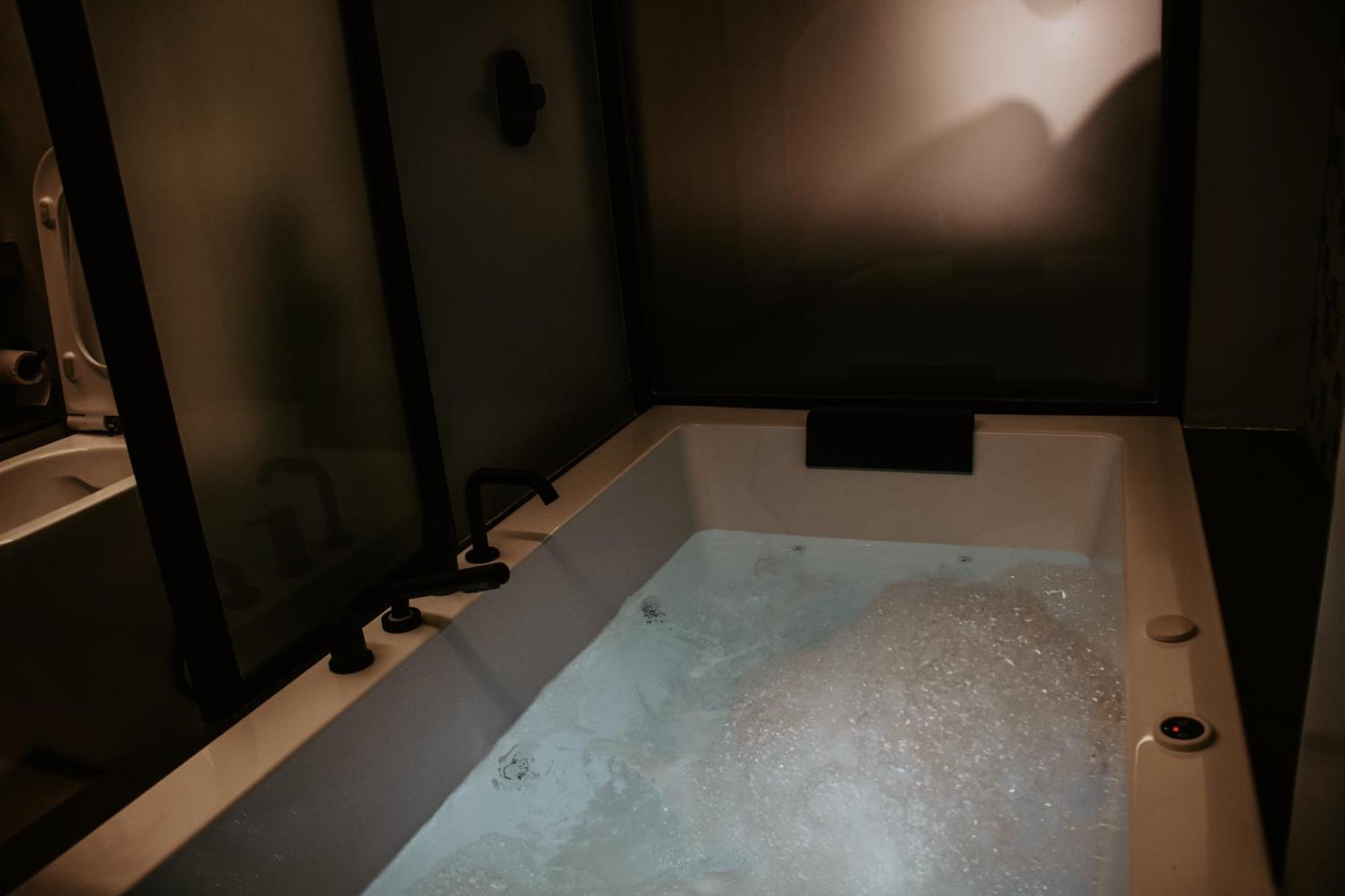 Dislocati Bnb - Jacuzzi Privata - Cucina - Tv60" - Minimal Luxury Marigliano Zewnętrze zdjęcie