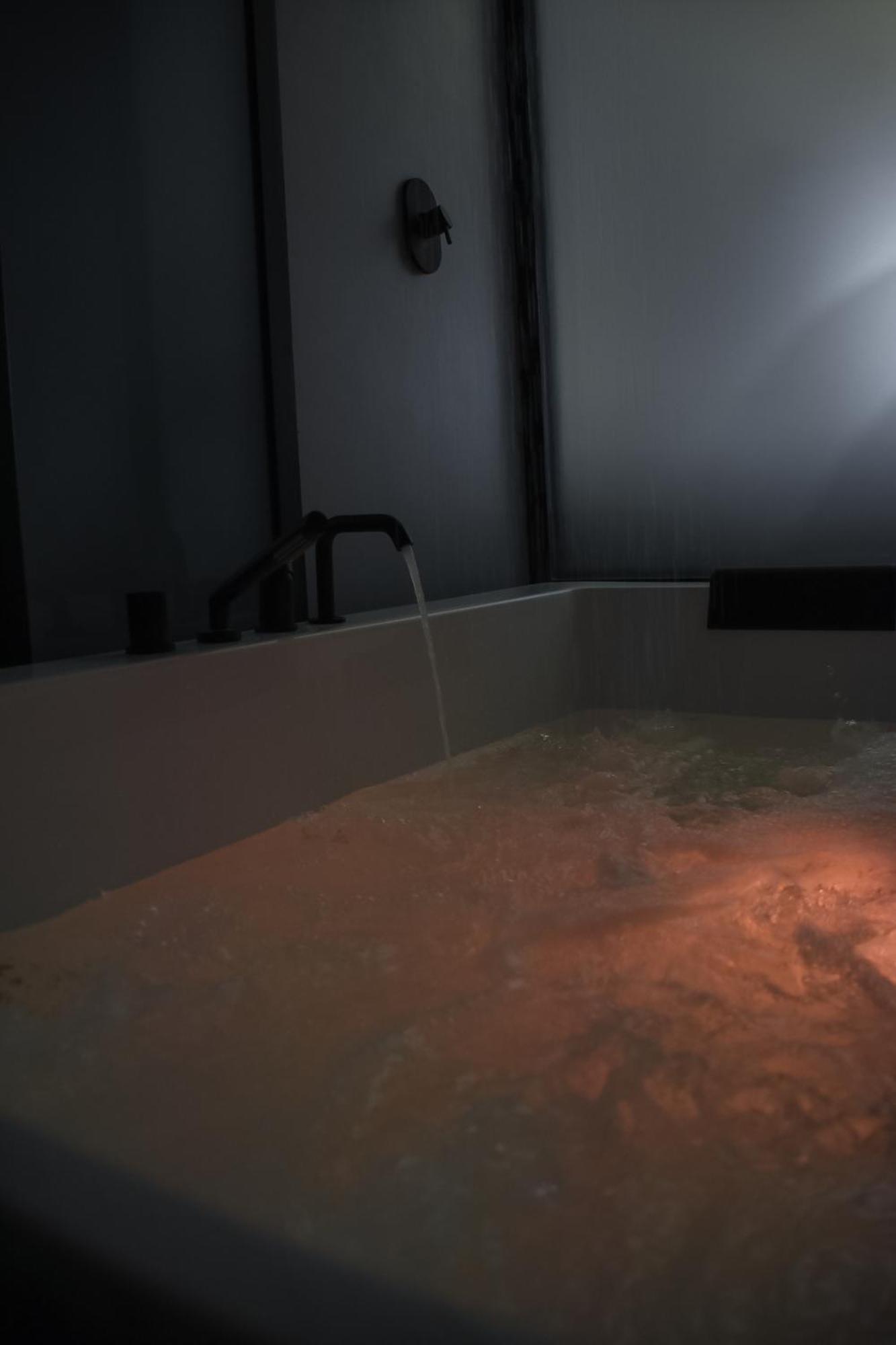 Dislocati Bnb - Jacuzzi Privata - Cucina - Tv60" - Minimal Luxury Marigliano Zewnętrze zdjęcie