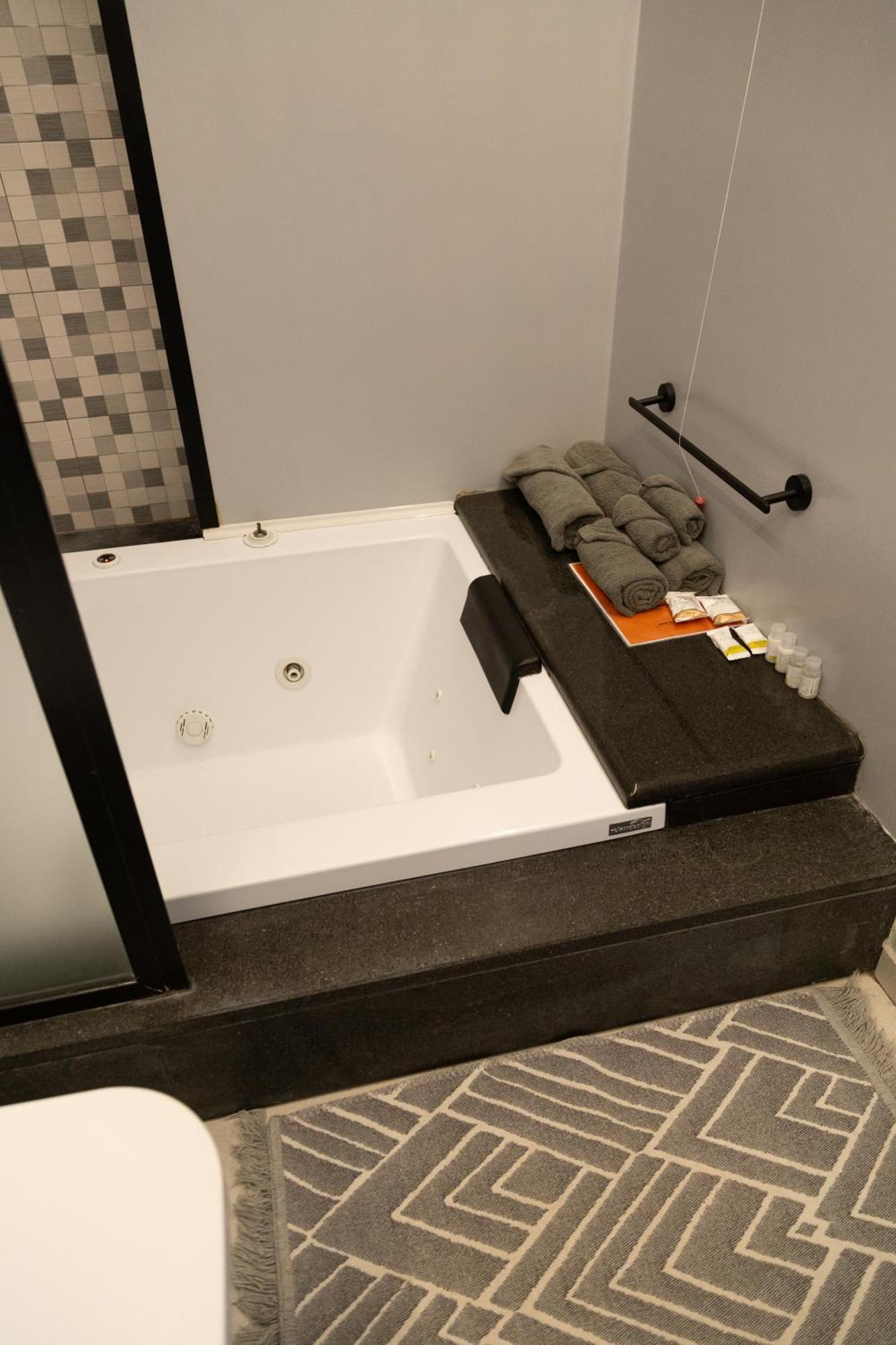 Dislocati Bnb - Jacuzzi Privata - Cucina - Tv60" - Minimal Luxury Marigliano Zewnętrze zdjęcie